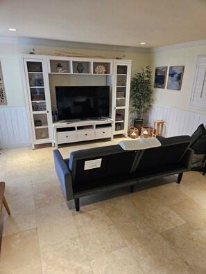 Smart TV - Winterbirds! Charming studio in the Port Antigua  Islamorada Florida Keys (Islamorada)