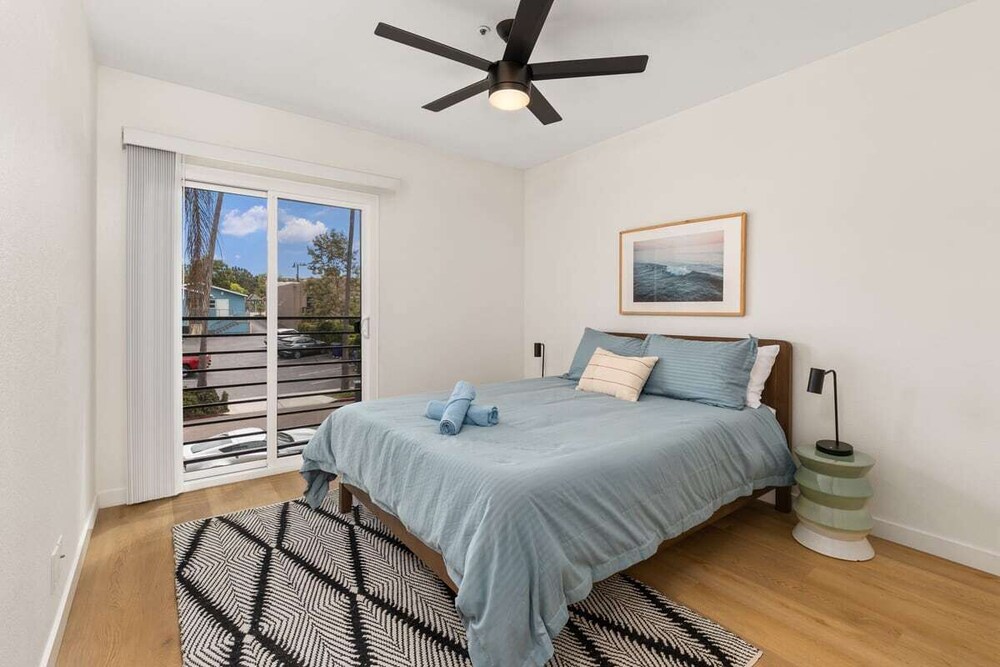 Photo inspiration: High End Oceanview Apartment Reference: Renovated 2Bd High End Peak A Boo Oceanview Solana Beach