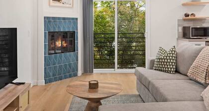 Renovated, 2bd High End Peak-a-Boo Oceanview!