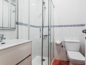 Dusche, Haartrockner, Handtücher