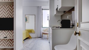 A modern hotel room with a bed, a desk, and a chair. - PB STD Mar Timo - Palacete da Baixa (Faro)