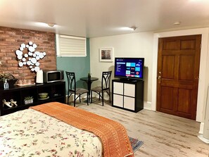 1 slaapkamer, een strijkplank/strijkijzer, wifi, beddengoed