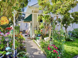 Property grounds - Calm and Private Room in NE Portland (Portland)