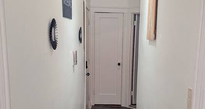 Charming apartment in Queens with WiFi and AC near to airport, train & shopping