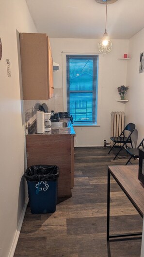 ثلاجة، موقد طهي مسطح، ماكينة لصنع القهوة/الشاي، غلّاية كهربائية