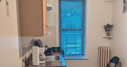 Charming apartment in Queens with WiFi and AC near to airport, train & shopping