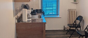 Charming apartment in Queens with WiFi and AC near to airport, train & shopping