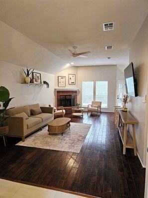 TV connectée, cheminée, livres