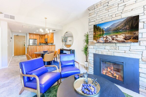 Smart TV, fireplace - *New to Market* Freshly Updated Condo on Main Street Park City, 5-Min Walk To Skiing, Hot Tub (Park City)