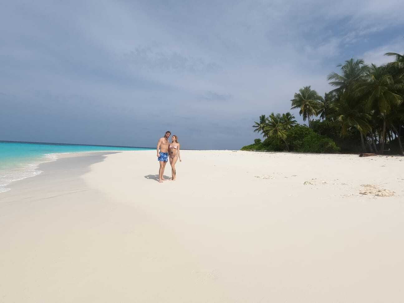 Una playa cerca, arena blanca, traslado desde/hacia la playa, sombrillas