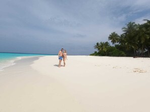 Pantai berhampiran, pasir putih, pengangkutan ulang-alik pantai, payung 