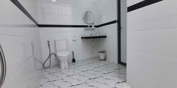 Doppia Deluxe, vista giardino | Bagno | Doccia, asciugamani, sapone, shampoo