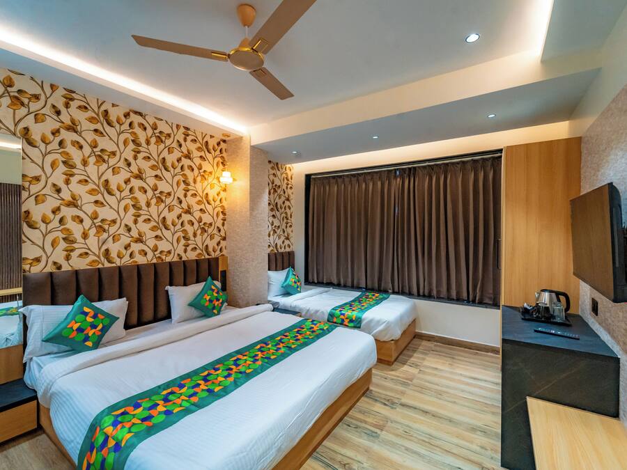 Deluxe Room | Desk, blackout drapes, iron/ironing board, rollaway beds (surcharge)