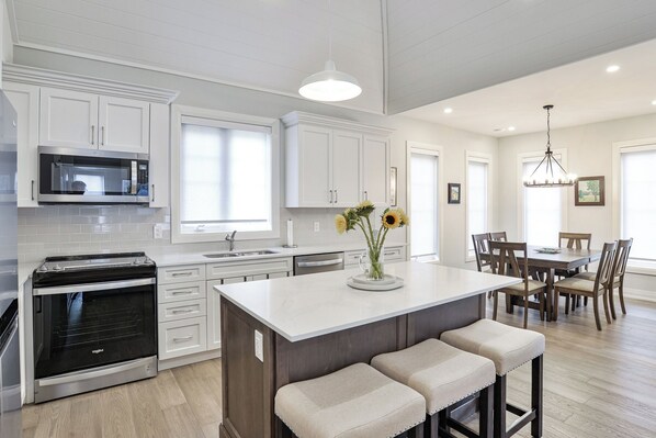 Kjøleskap, mikrobølgeovn, ovn og kokeplater