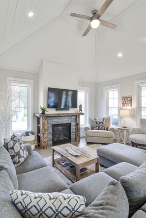 Minett Family Room (B) - Minett Cottage (#12) (Muskoka Lakes)