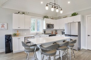 Kjøleskap, mikrobølgeovn, ovn og kokeplater