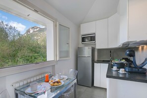 Kühlschrank, Mikrowelle, Herdplatte, Wasserkocher mit Kaffee-/Teezubehör