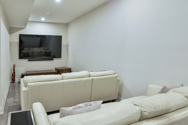 Sunnyside Cinema Room - Sunnyside Cottage (#29) (Muskoka Lakes)