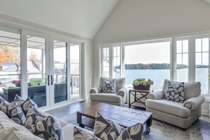 Sunnyside Family Room-Lake Rosseau View - Sunnyside Cottage (#29) (Muskoka Lakes)