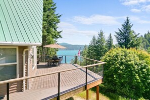 Outdoor dining - Cave Bay Escape -Boat Slip, Stunning Coeur d’Alene Lake View, Deck, Grill, Blackstone, and Fire Pit! (Worley)