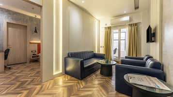 Muebles diferentes, escritorio y cortinas blackout