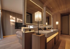 Chambre Double Confort, vue partielle sur l'océan, côté jardin | Salle de bain