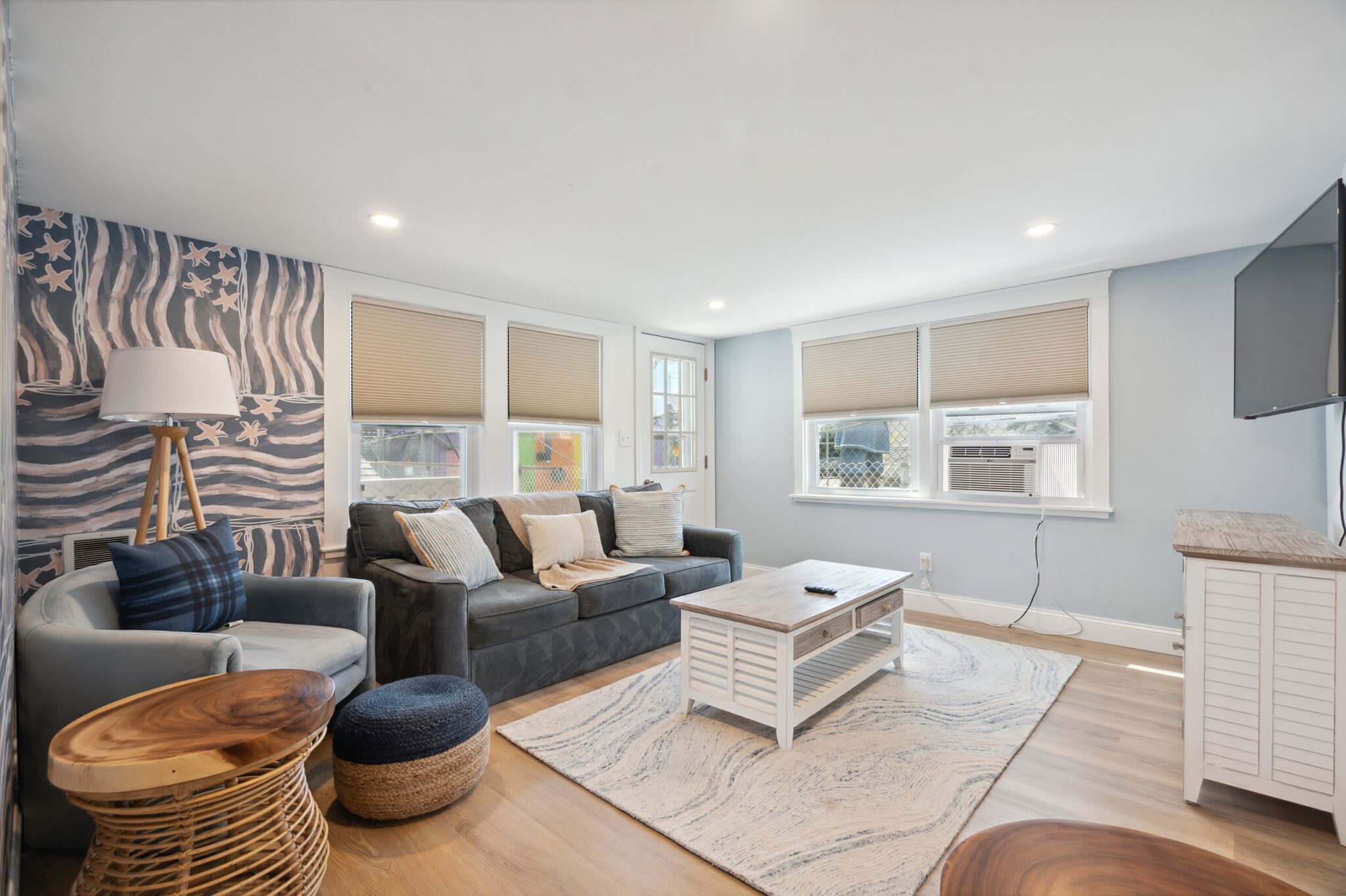 Televisión y oficina 