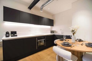 Réfrigérateur, four à micro-ondes, un four, surface de cuisson