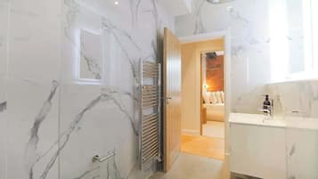 Een douche, een haardroger, shampoo