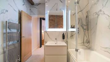 Regadera y secadora de cabello