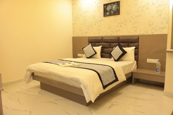 Egyptian cotton sheets, premium bedding, desk, laptop workspace