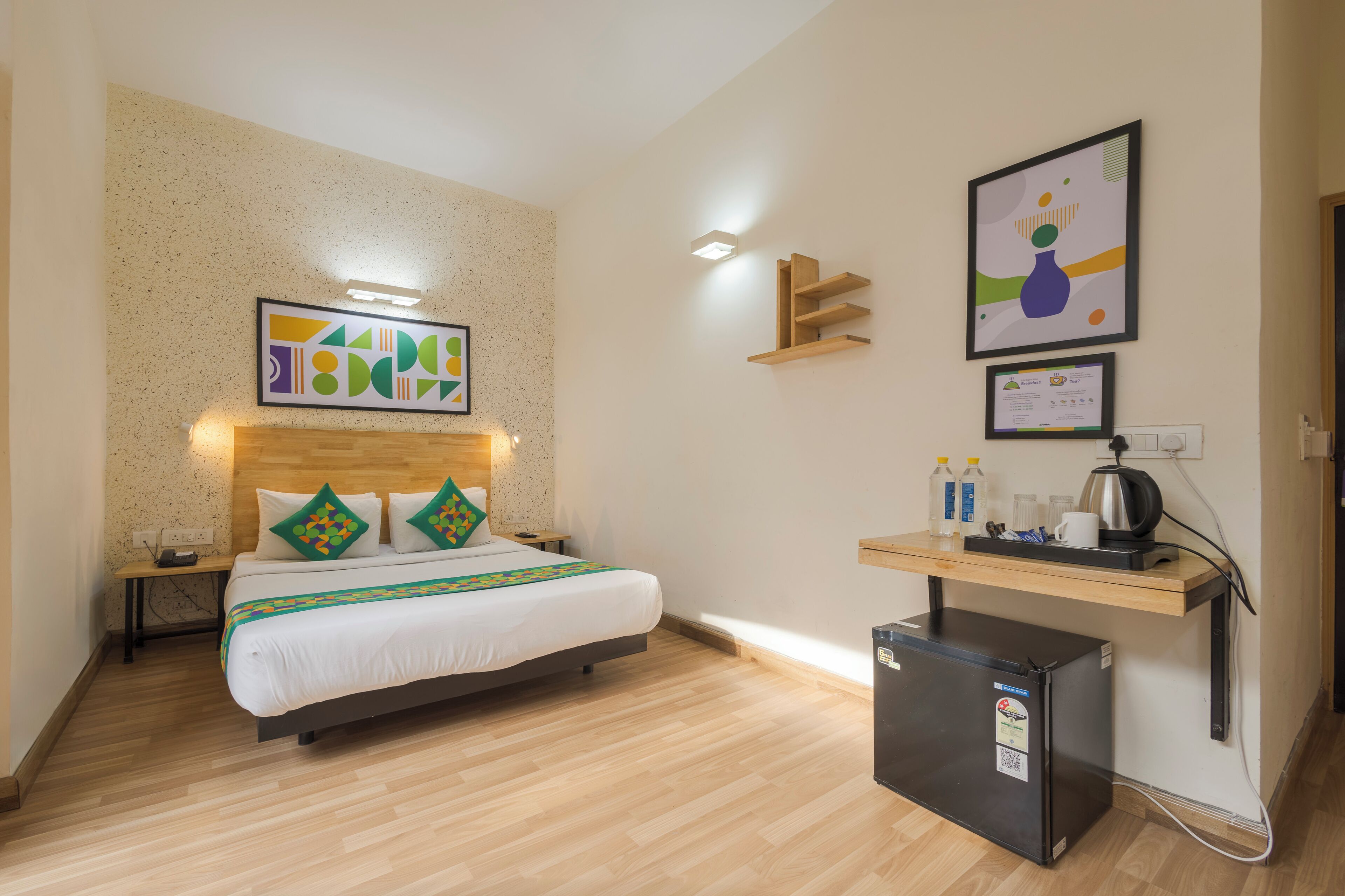 Deluxe | Individuelt innredet, skrivebord, blendingsgardiner og strykejern/-brett