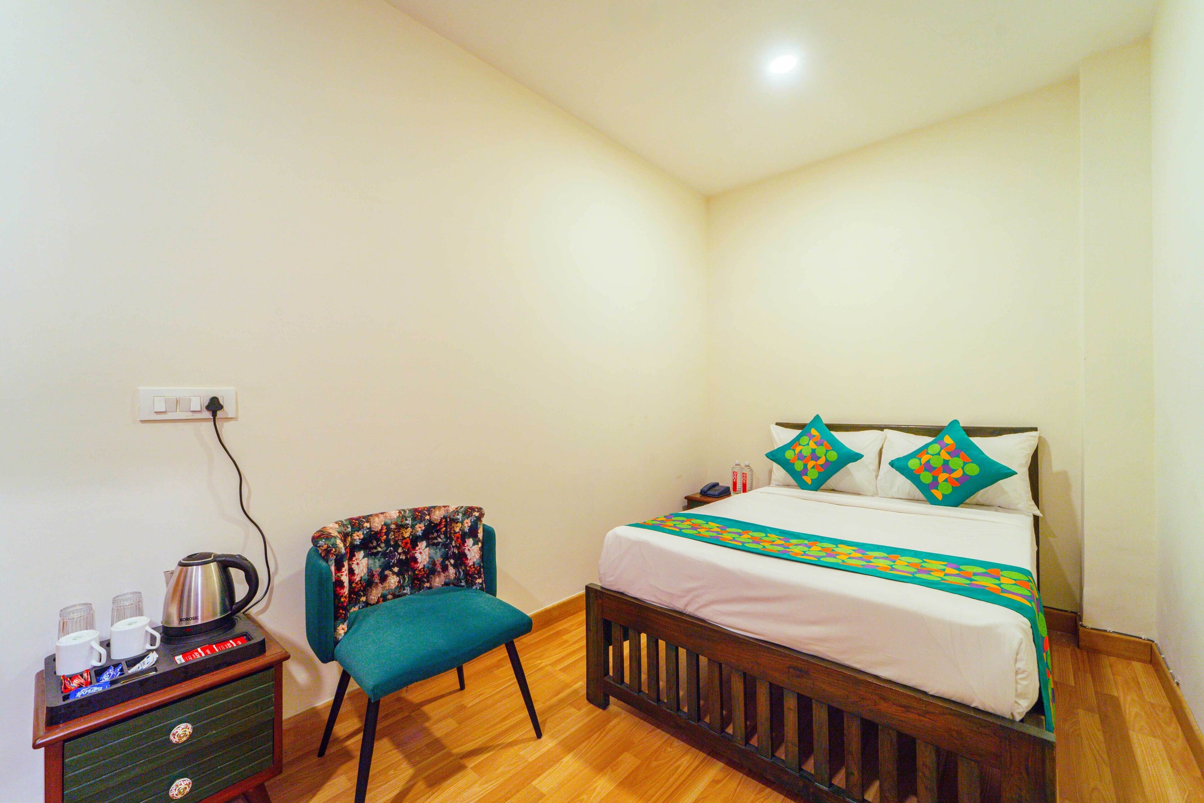 Økonomirom | Individuelt innredet, skrivebord, blendingsgardiner og strykejern/-brett