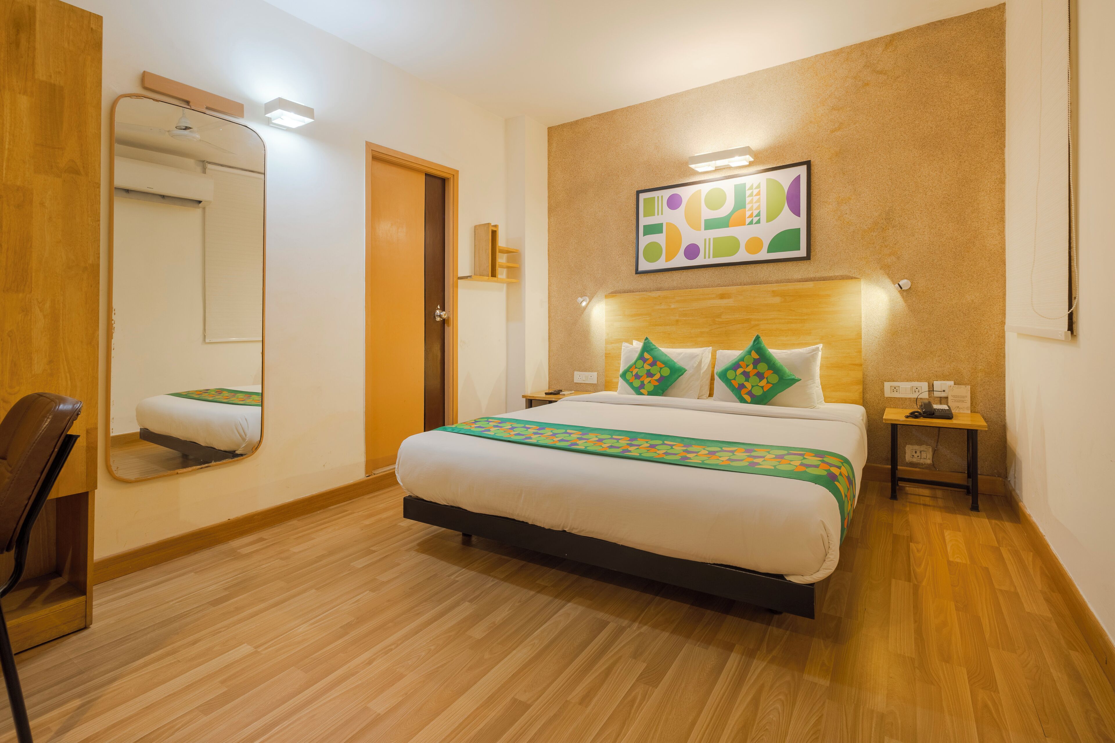 Standard Room | Individuelt innredet, skrivebord, blendingsgardiner og strykejern/-brett