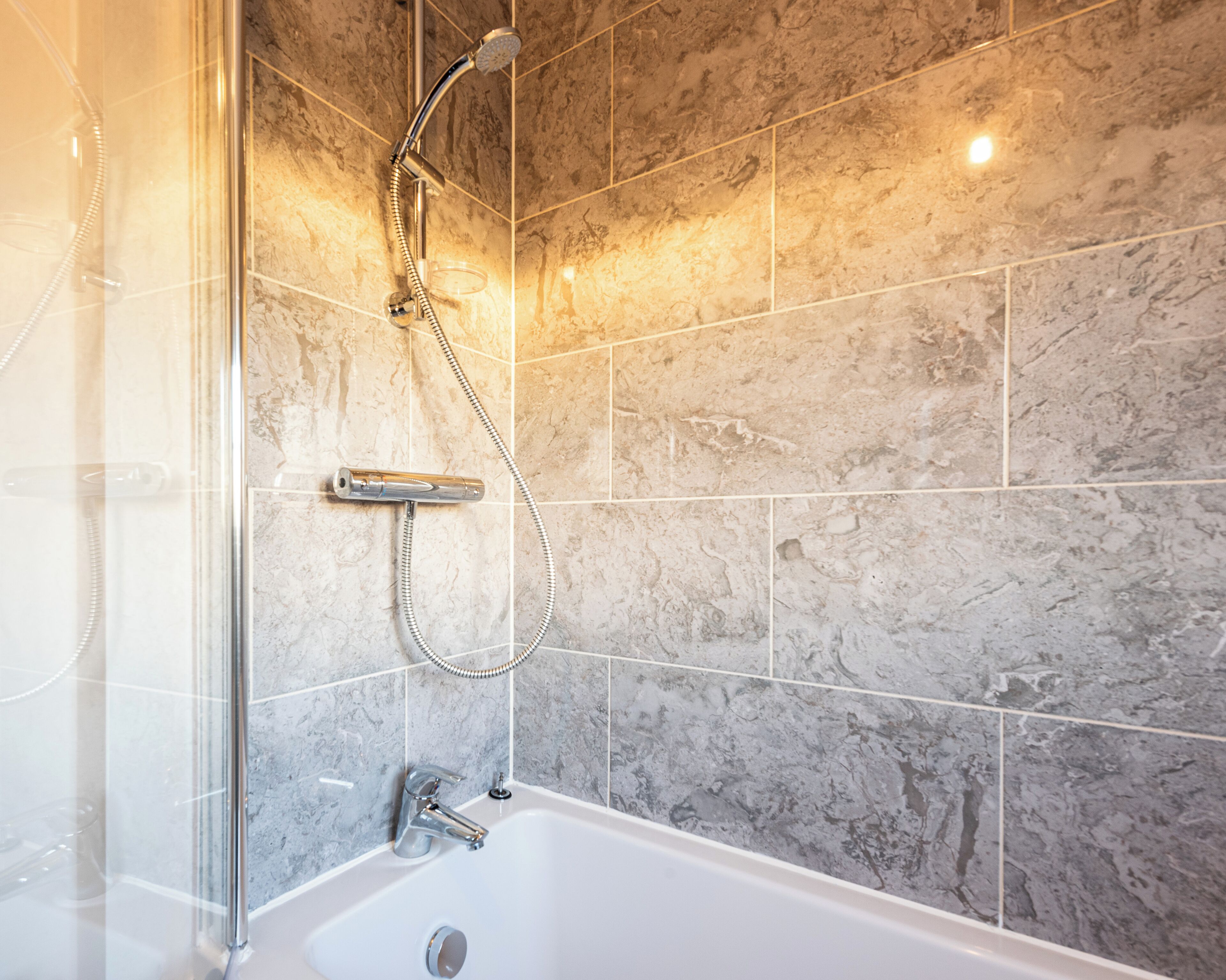 Douche, sèche-cheveux, serviettes fournies, papier toilette