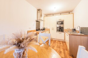 Mikrobølgeovn, ovn, kokeplater og vannkoker