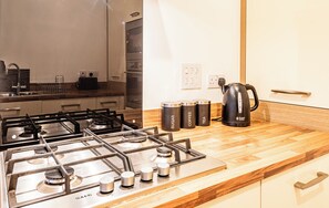 Mikrobølgeovn, ovn, kokeplater og vannkoker