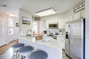Réfrigérateur, micro-ondes, plaque de cuisson, lave-vaisselle