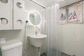 Haartrockner, Handtücher, Seife, Shampoo