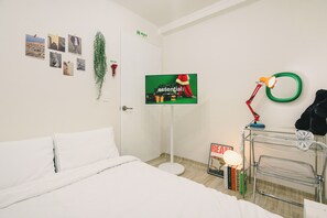 3 bedrooms, desk, iron/ironing board, free WiFi