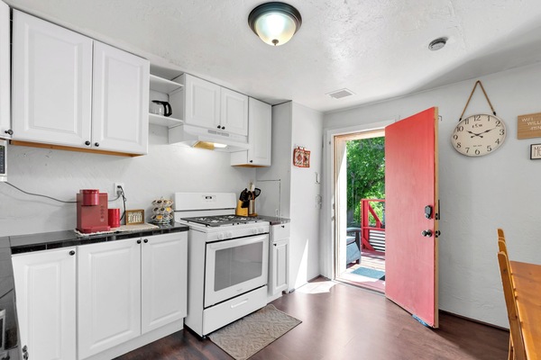 Frigorifero, microonde, forno, piano cottura