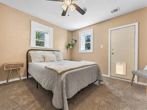 3 bedrooms, in-room safe, iron/ironing board, travel crib