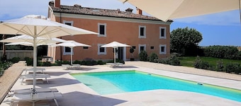 Casa Mortella E: A graceful two-story apartment that is part of an ancient manor house, with Free WI-FI.