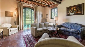 Una sala de estar acogedora con chimenea, una mesa de centro y un sofá azul.