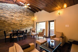 Luxury Suite, Mountain View | Living area