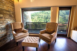 Luxury Suite, Mountain View | Living area