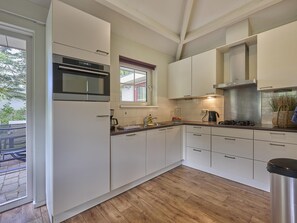 Fridge, microwave, stovetop, dishwasher - Large holiday villa on the edge of a forest (Putten)