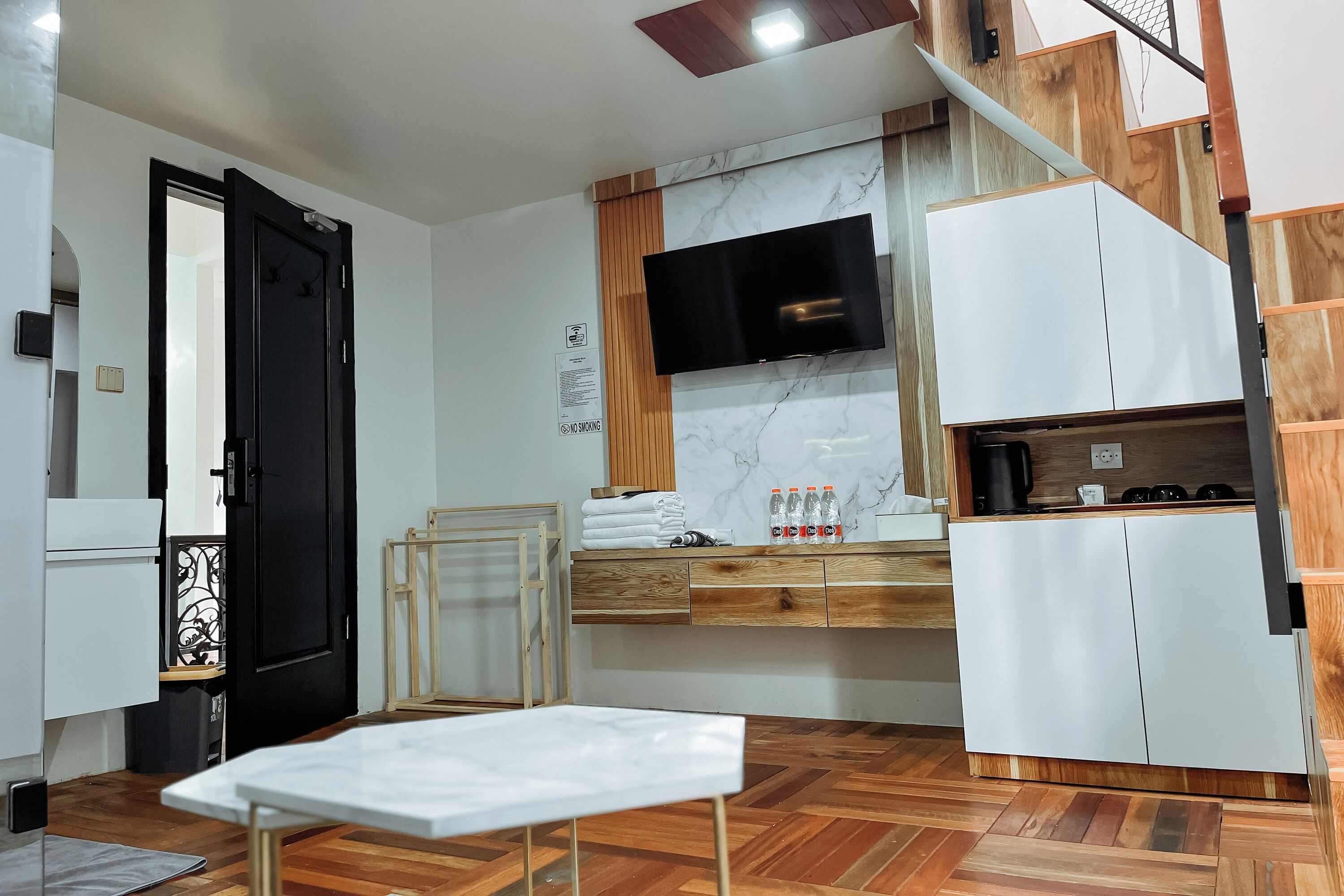 Tabla de planchar con plancha, wifi gratis y ropa de cama 