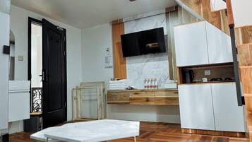 Family Room | Iron/ironing board, free WiFi, bed sheets