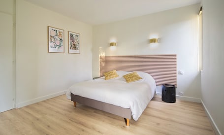 Classic Double Room, Garden View | Laptop workspace, soundproofing, free WiFi. Hôtel Le Clos Mouron